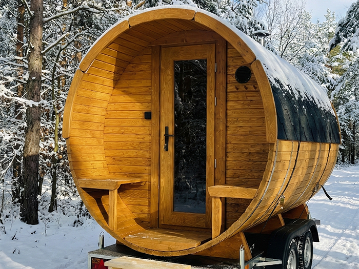 Klassische Holztür mit Fenster